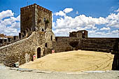 Monsaraz - Il mastio del castello con il cortile trasformato in una piccola arena per le corride. 